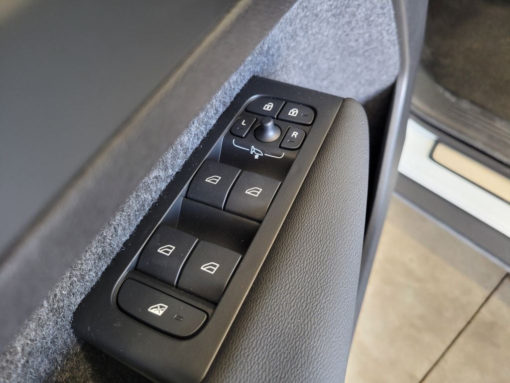 2025 Volvo XC40 B5 Core