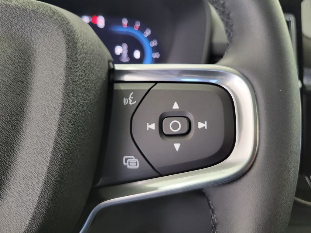 2025 Volvo XC40 B5 Core