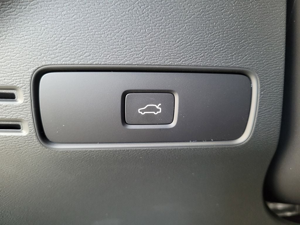 2025 Volvo XC40 B5 Core