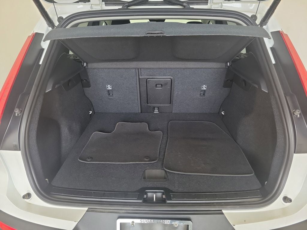 2025 Volvo XC40 B5 Core