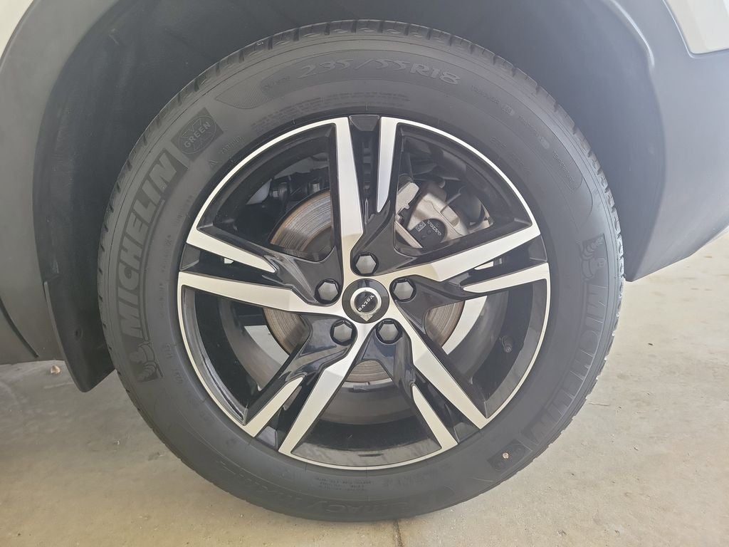 2025 Volvo XC40 B5 Core