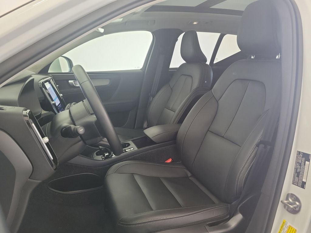 2025 Volvo XC40 B5 Core