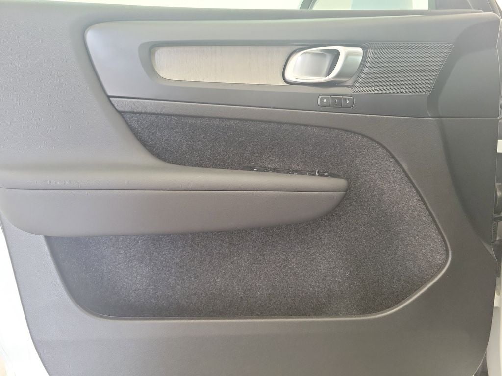 2025 Volvo XC40 B5 Core