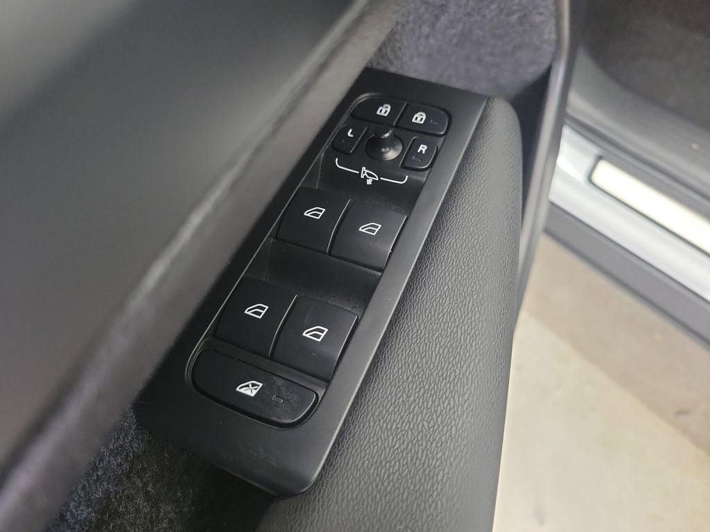 2025 Volvo XC40 B5 Core
