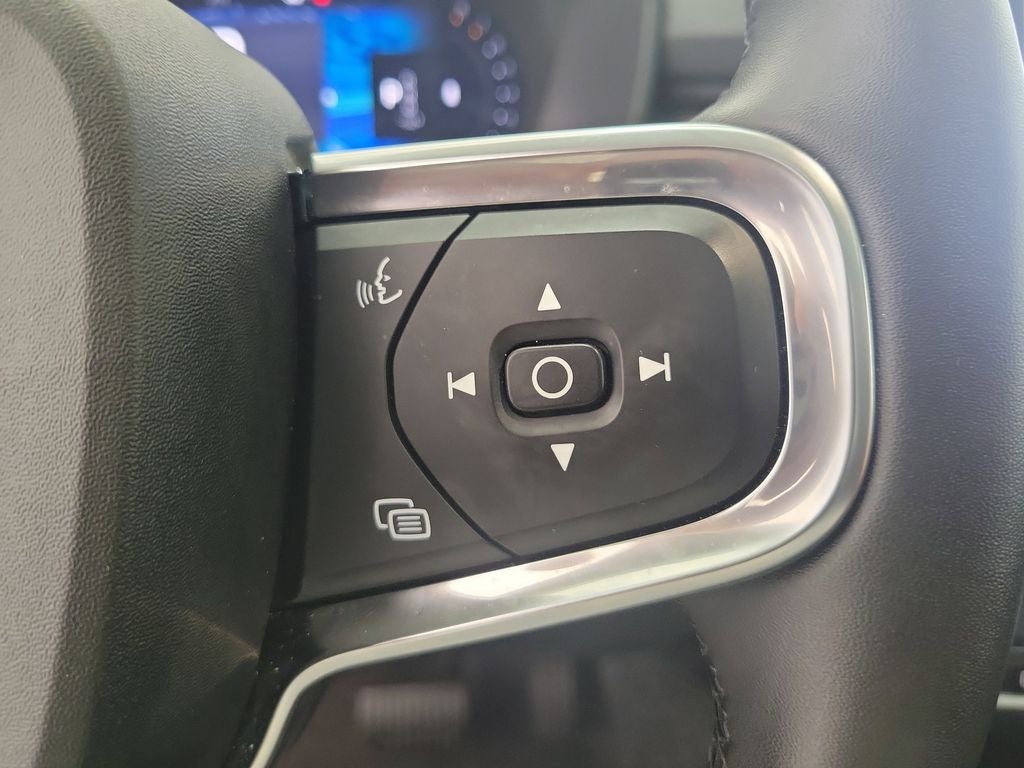 2025 Volvo XC40 B5 Core