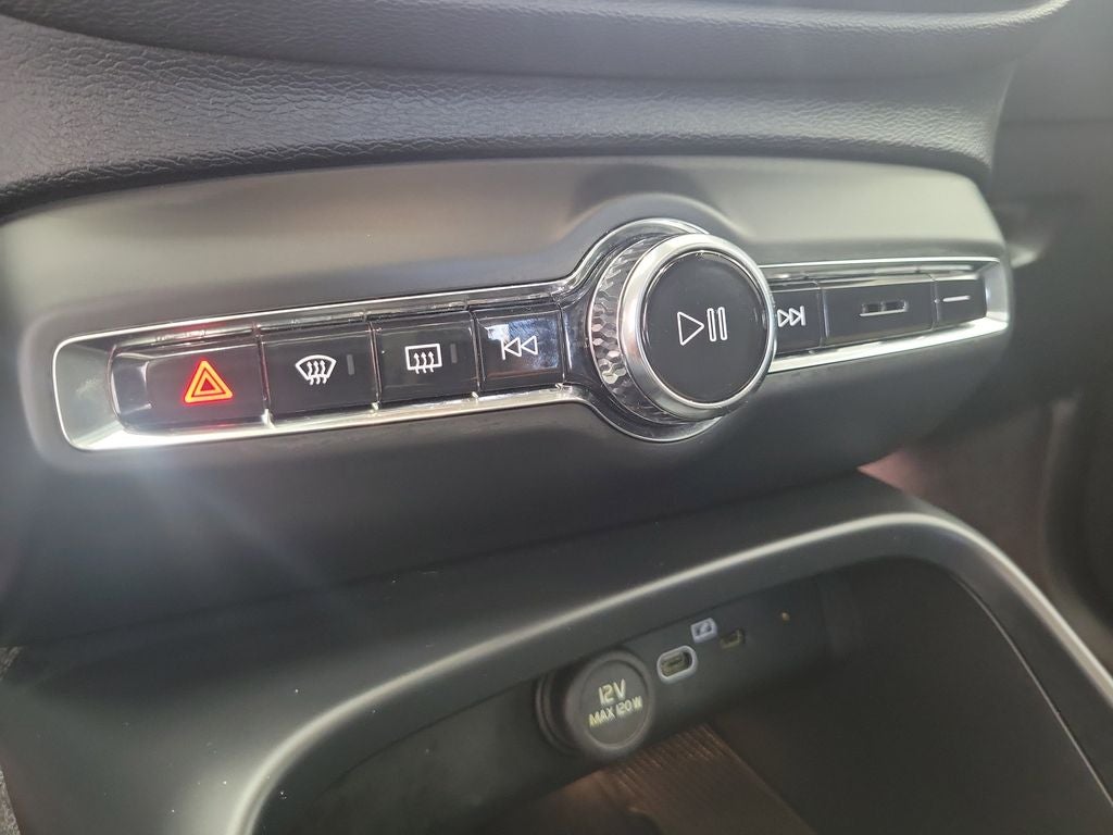 2025 Volvo XC40 B5 Core