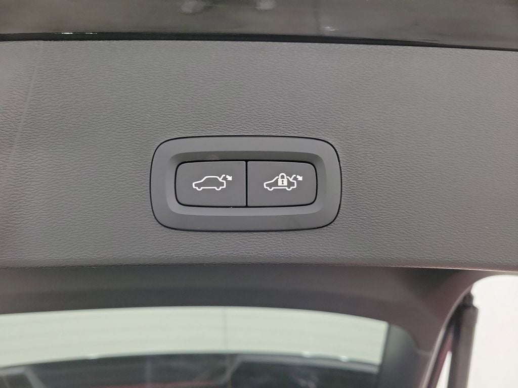 2025 Volvo XC40 B5 Core