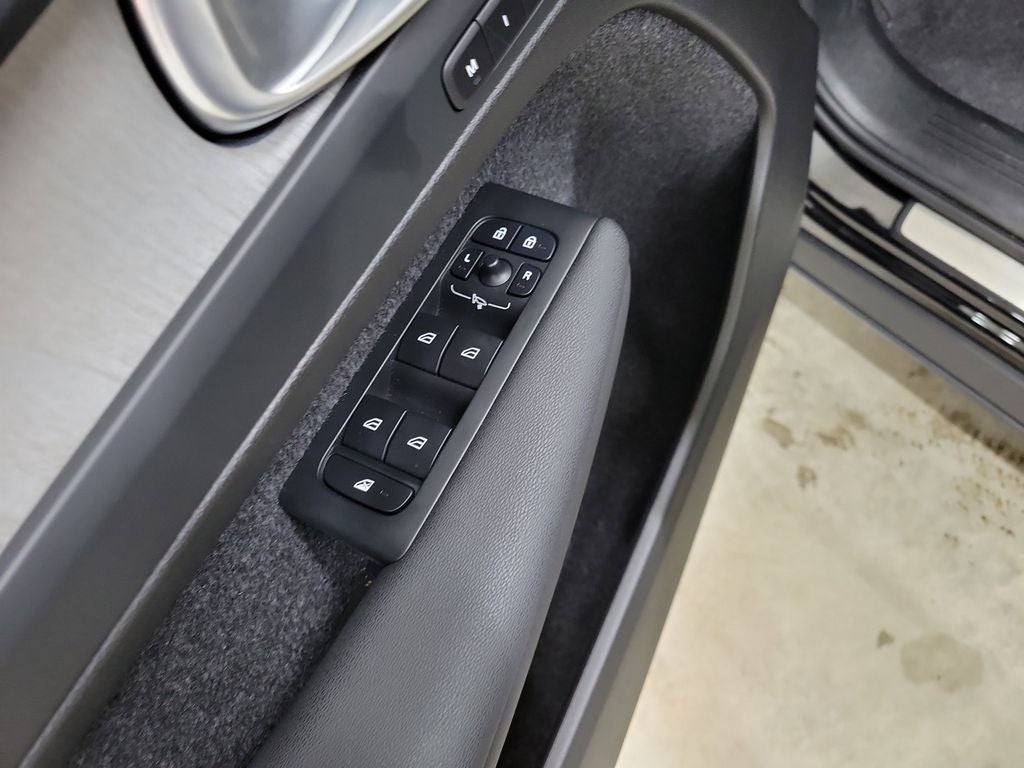 2025 Volvo XC40 B5 Core