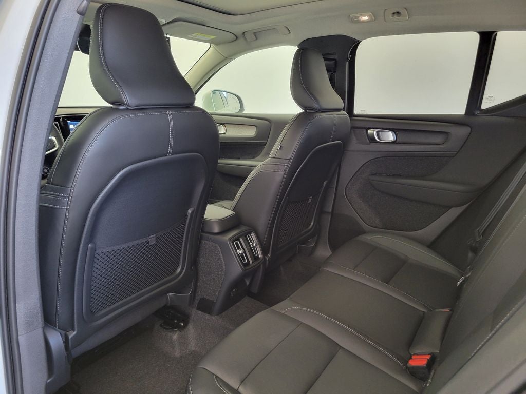 2025 Volvo XC40 Core - Photo 14
