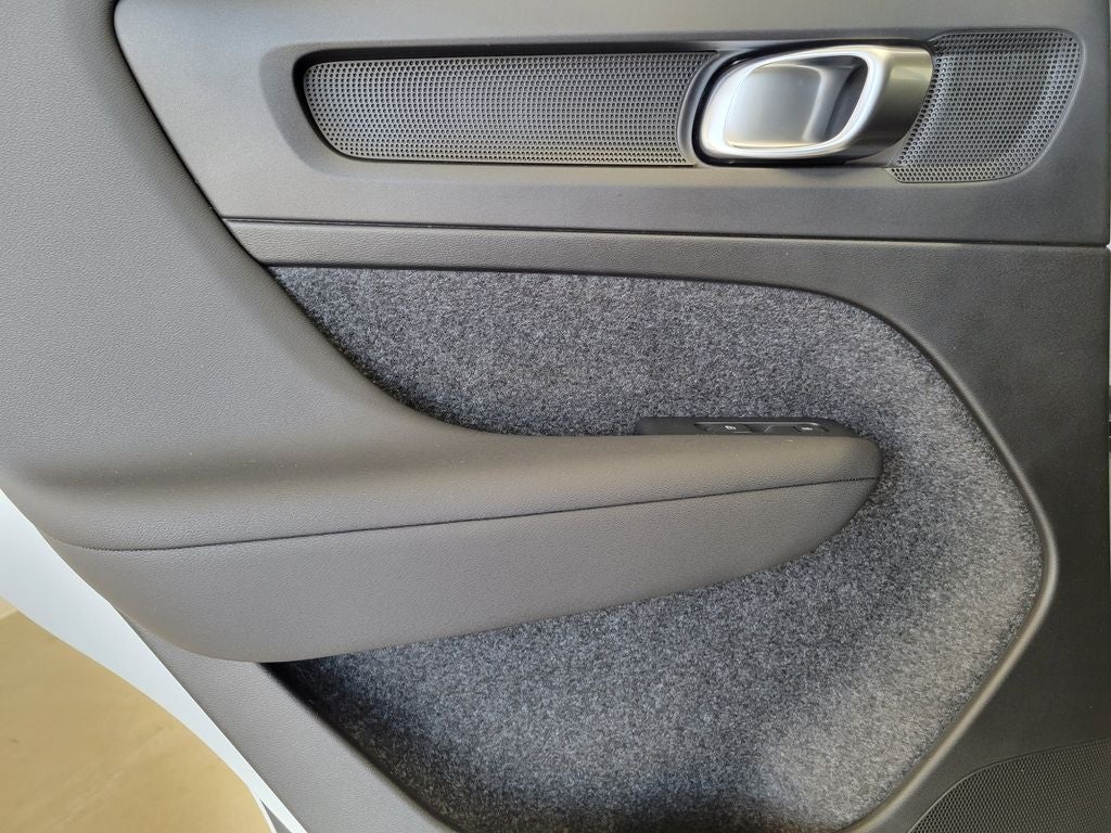 2025 Volvo XC40 Core - Photo 15