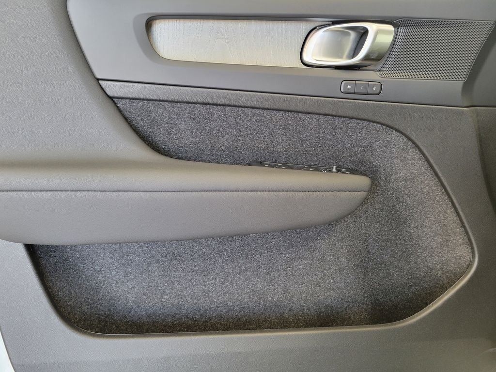 2025 Volvo XC40 Core - Photo 21