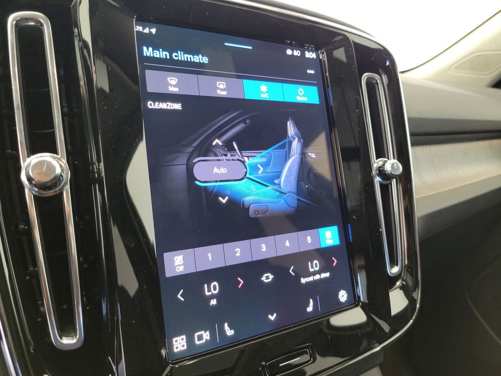 2025 Volvo XC40 Core - Photo 30