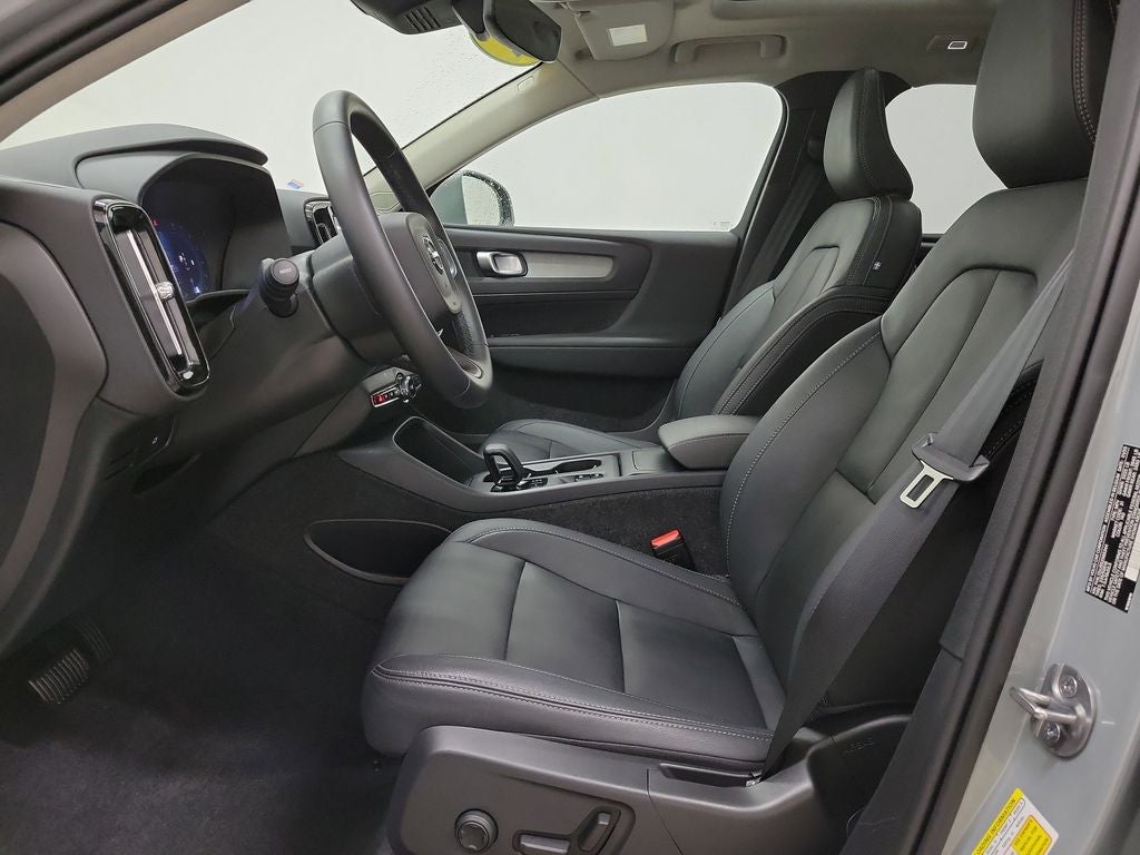 2025 Volvo XC40 B5 Core