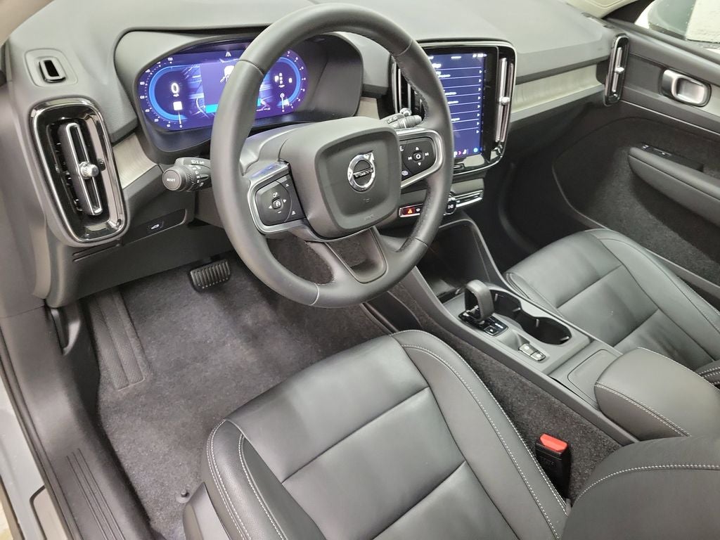 2025 Volvo XC40 B5 Core