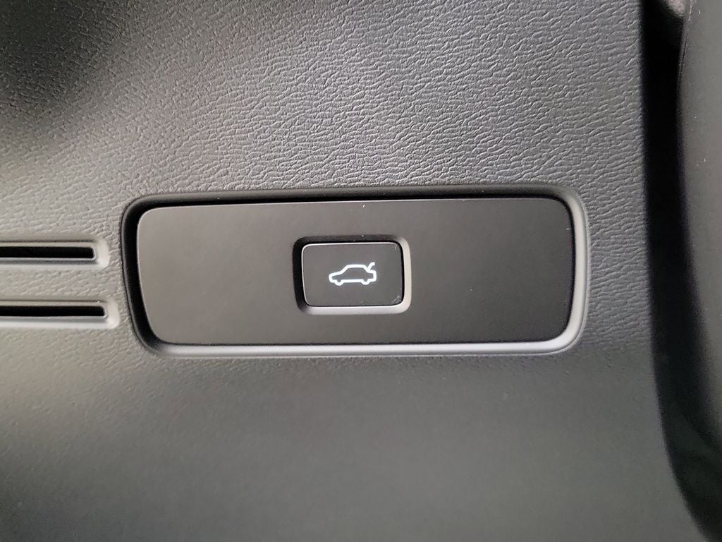 2025 Volvo XC40 B5 Core