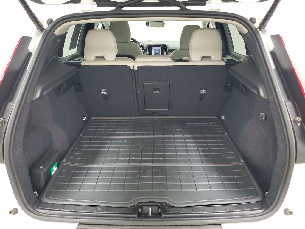 2025 Volvo XC40 B5 Ultra Dark Theme