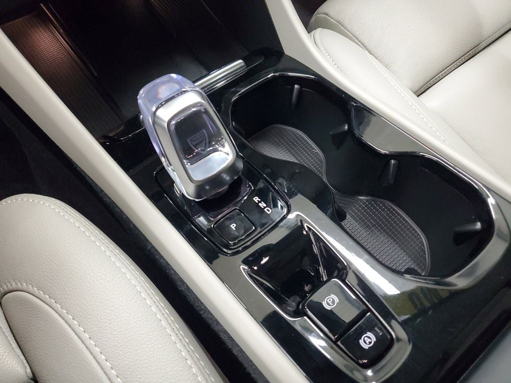 2025 Volvo XC40 B5 Ultra Dark Theme