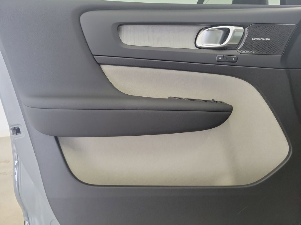 2026 Volvo XC40 B5 Ultra
