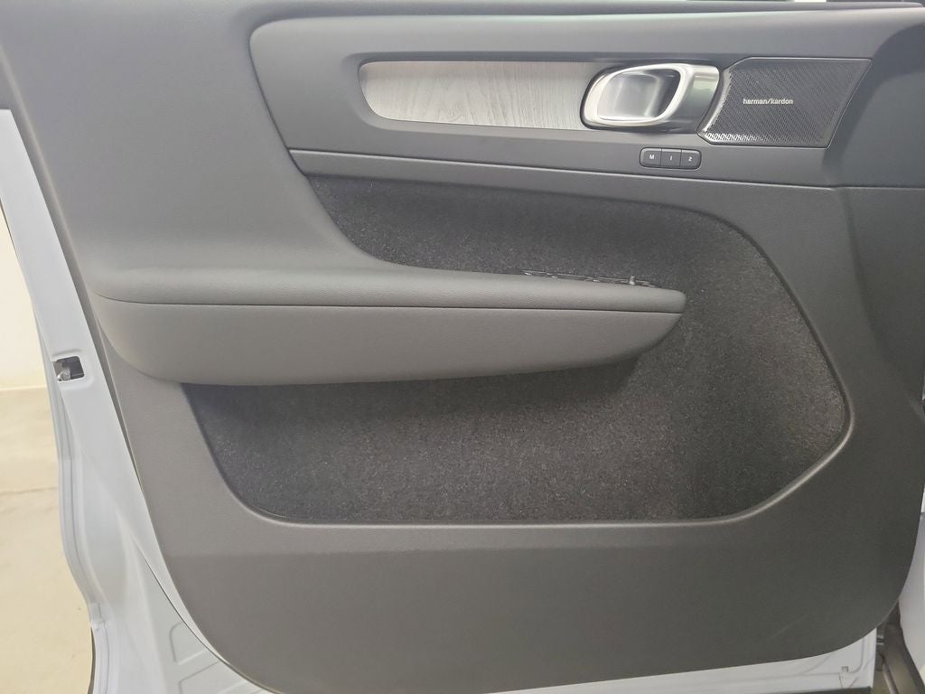 2026 Volvo XC40 B5 Ultra