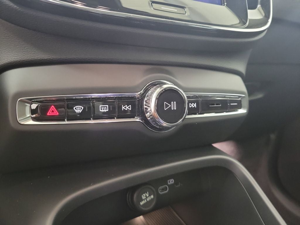 2026 Volvo XC40 B5 Ultra