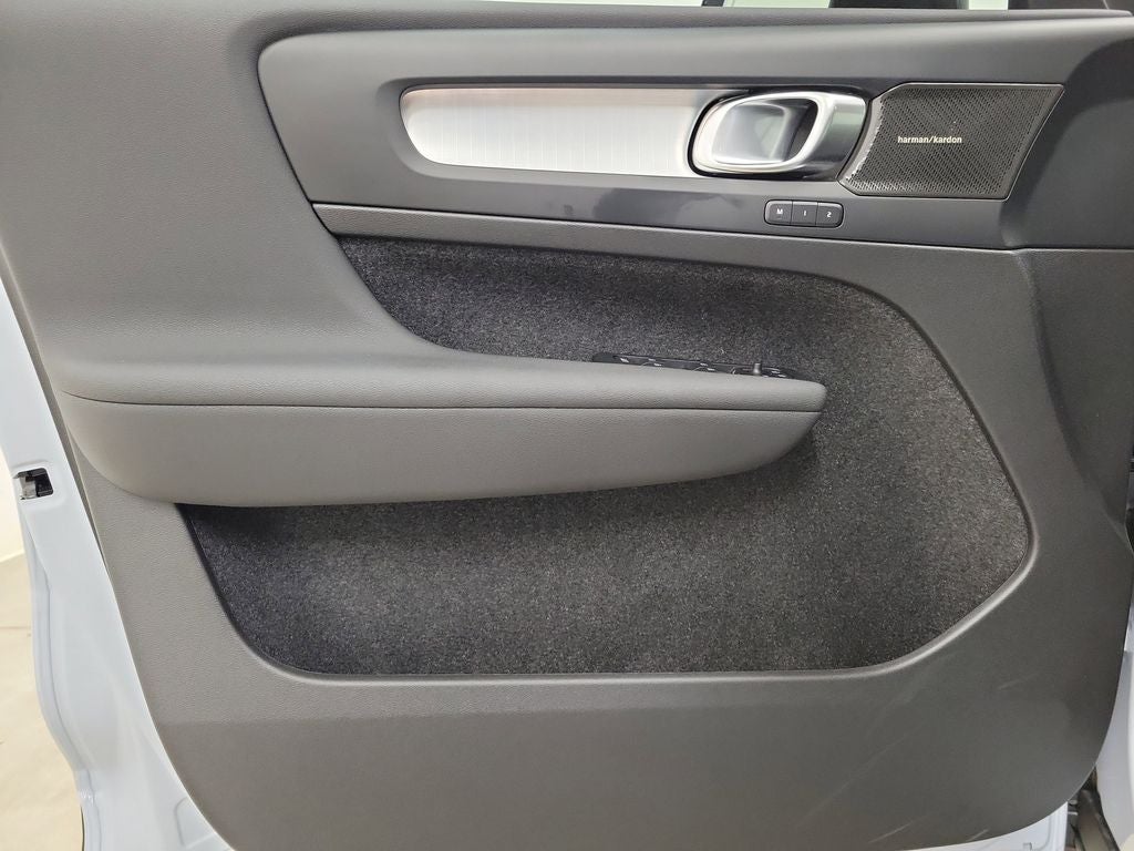 2026 Volvo XC40 B5 Ultra