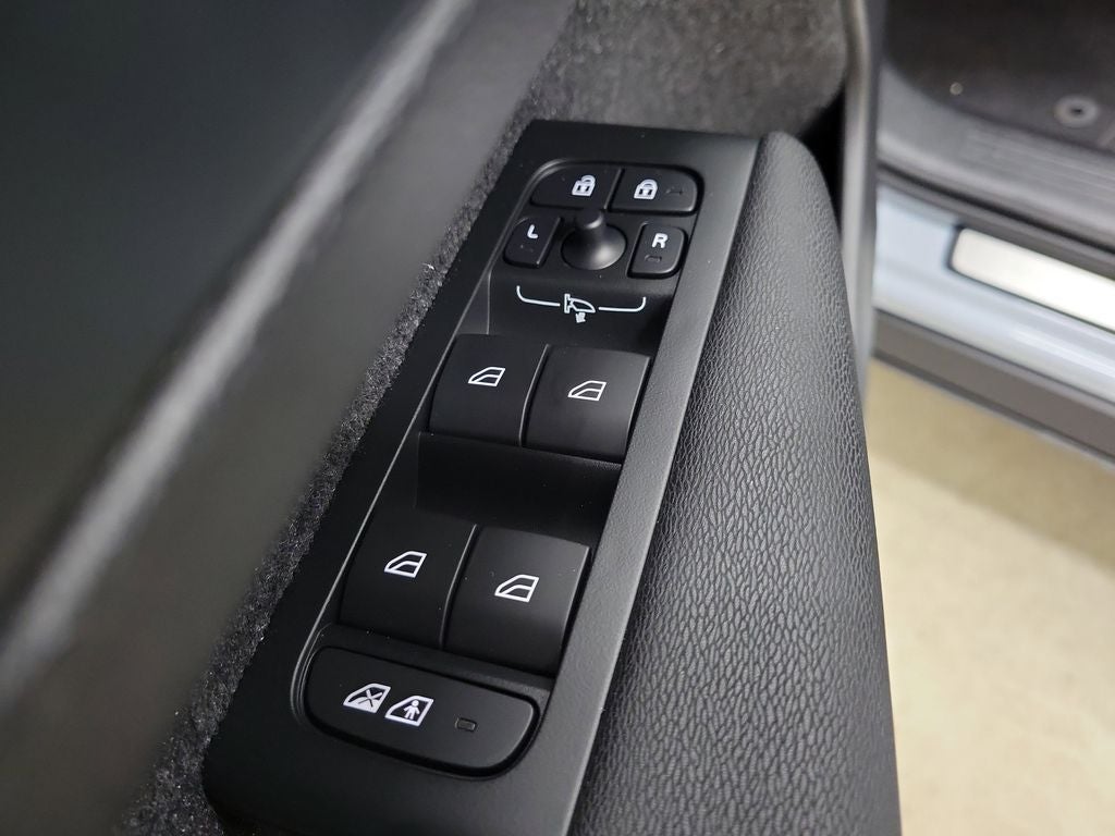 2026 Volvo XC40 B5 Ultra