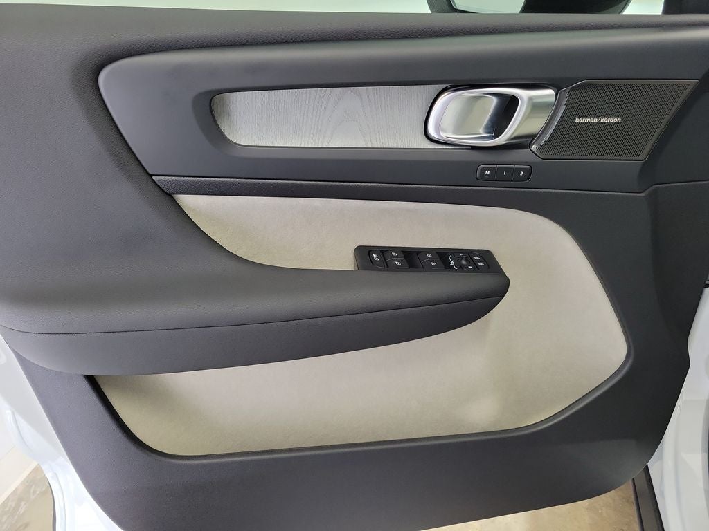 2026 Volvo XC40 B5 Ultra