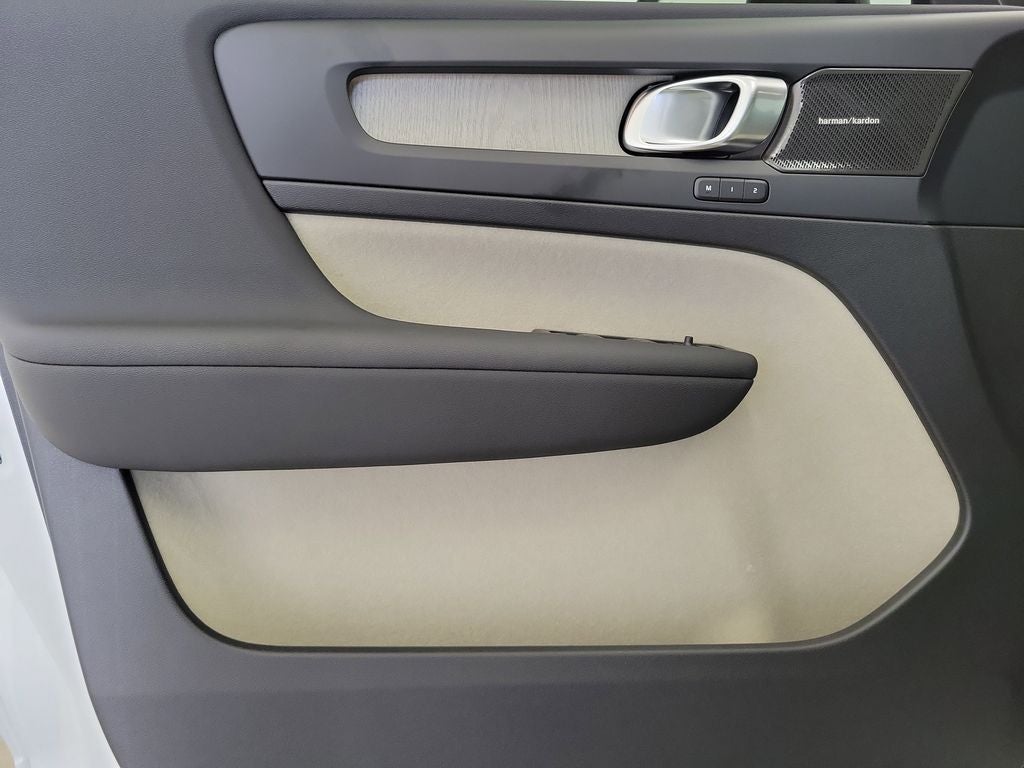2026 Volvo XC40 B5 Ultra