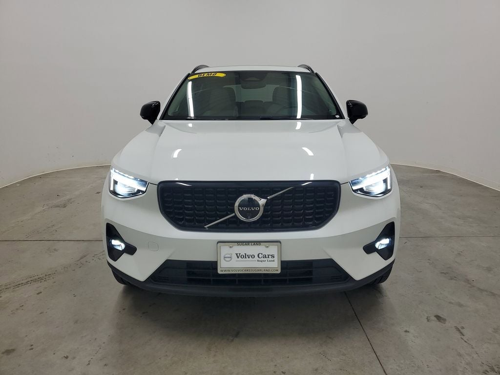 2025 Volvo XC40 B5 Ultra Dark Theme