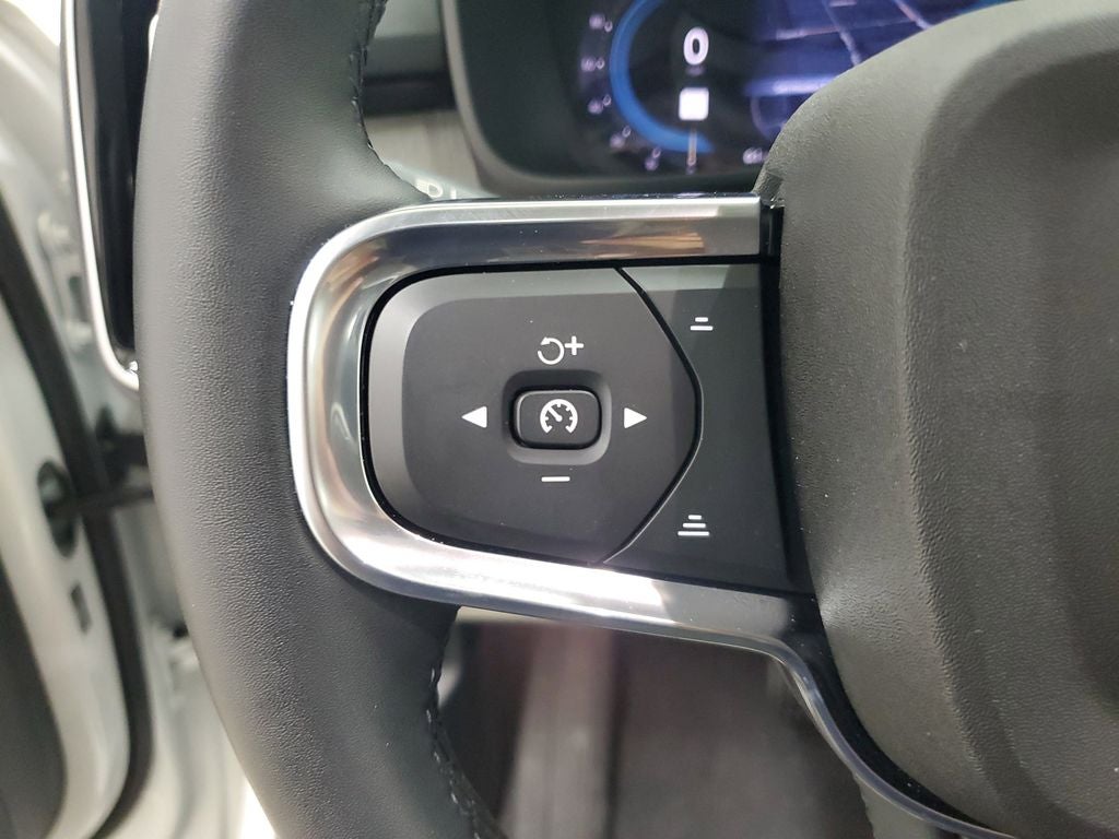 2025 Volvo XC40 B5 Ultra Dark Theme