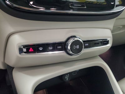 2025 Volvo XC40 B5 Ultra Dark Theme