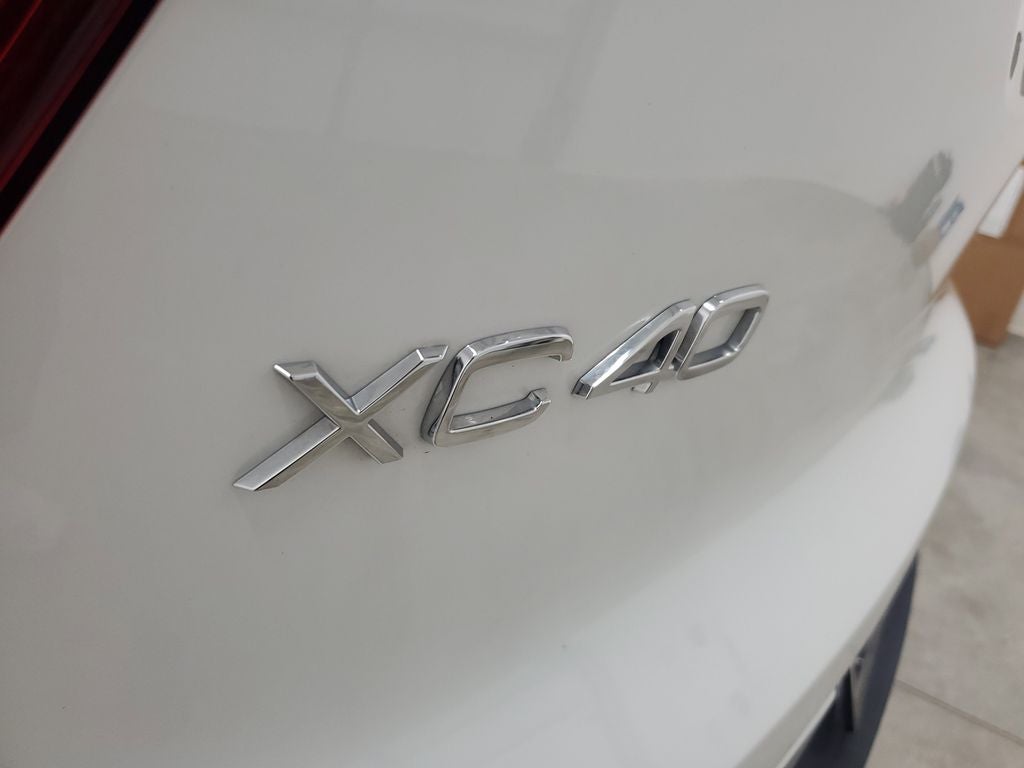 2025 Volvo XC40 B5 Ultra Dark Theme