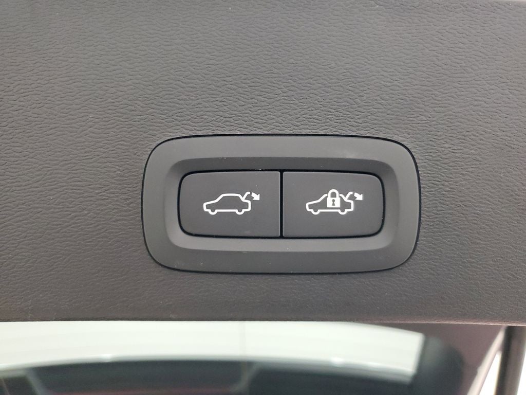 2025 Volvo XC40 B5 Ultra Dark Theme