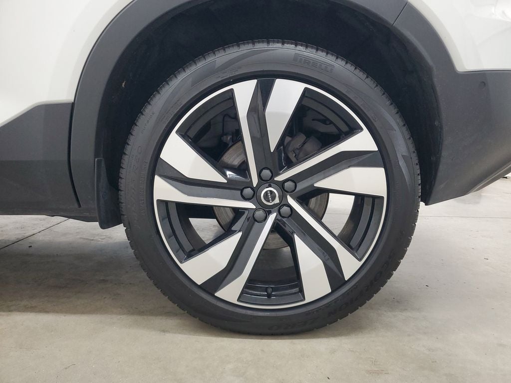 2025 Volvo XC40 B5 Ultra Dark Theme