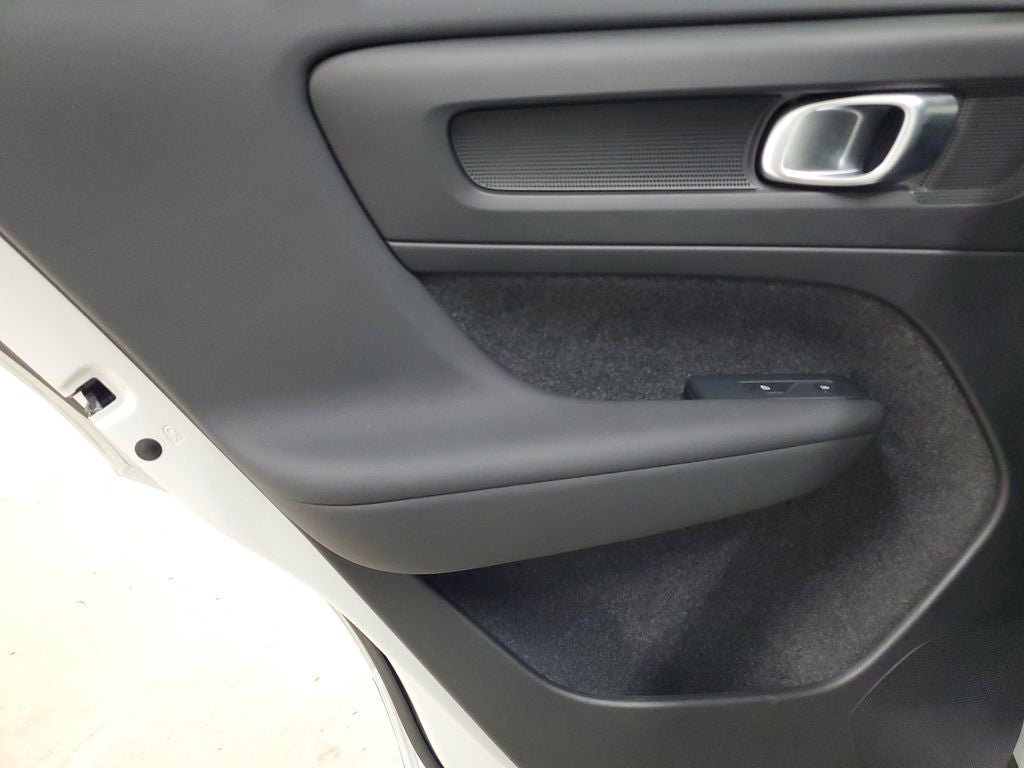 2025 Volvo XC40 B5 Ultra Dark Theme