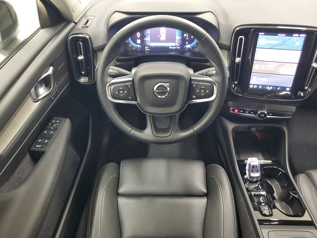 2025 Volvo XC40 B5 Ultra Dark Theme