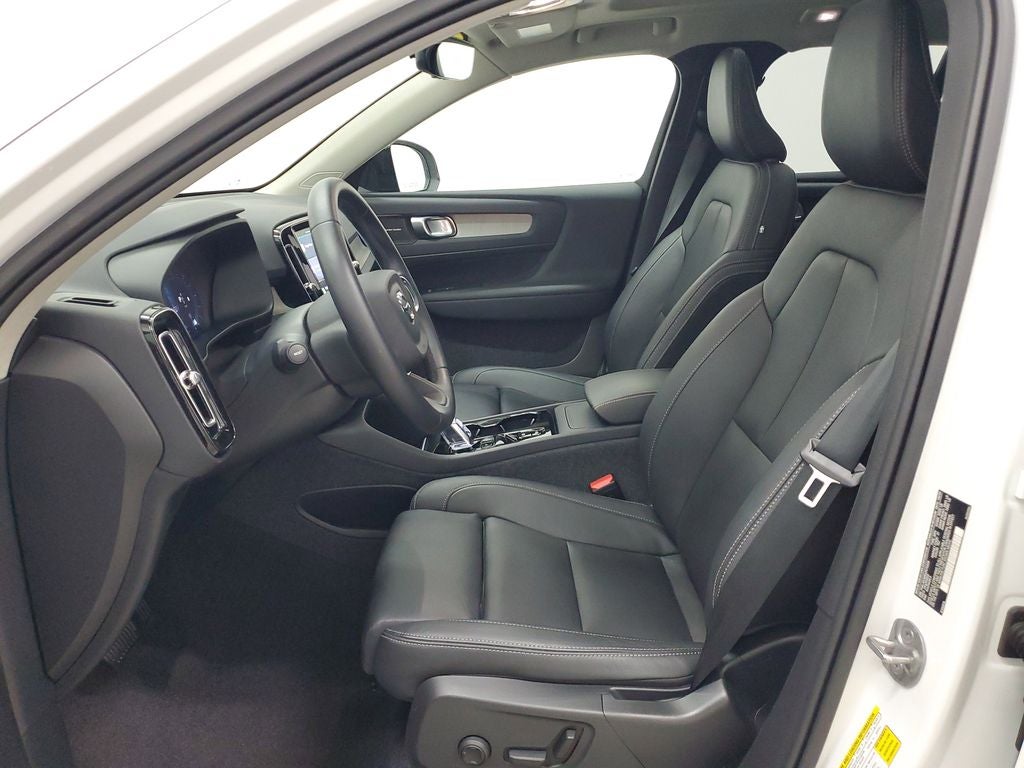 2025 Volvo XC40 B5 Ultra Dark Theme