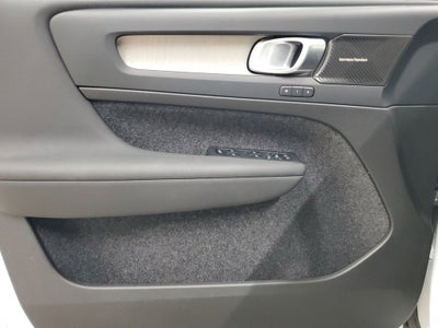 2025 Volvo XC40 B5 Ultra Dark Theme