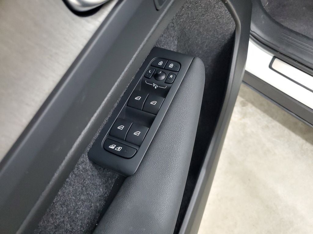 2025 Volvo XC40 B5 Ultra Dark Theme