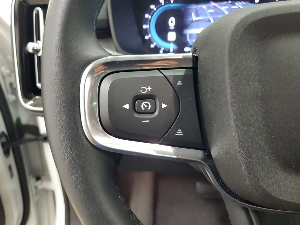 2025 Volvo XC40 B5 Ultra Dark Theme