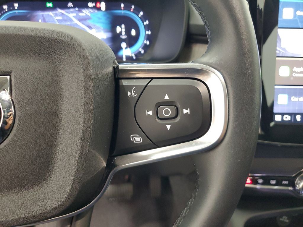 2025 Volvo XC40 B5 Ultra Dark Theme