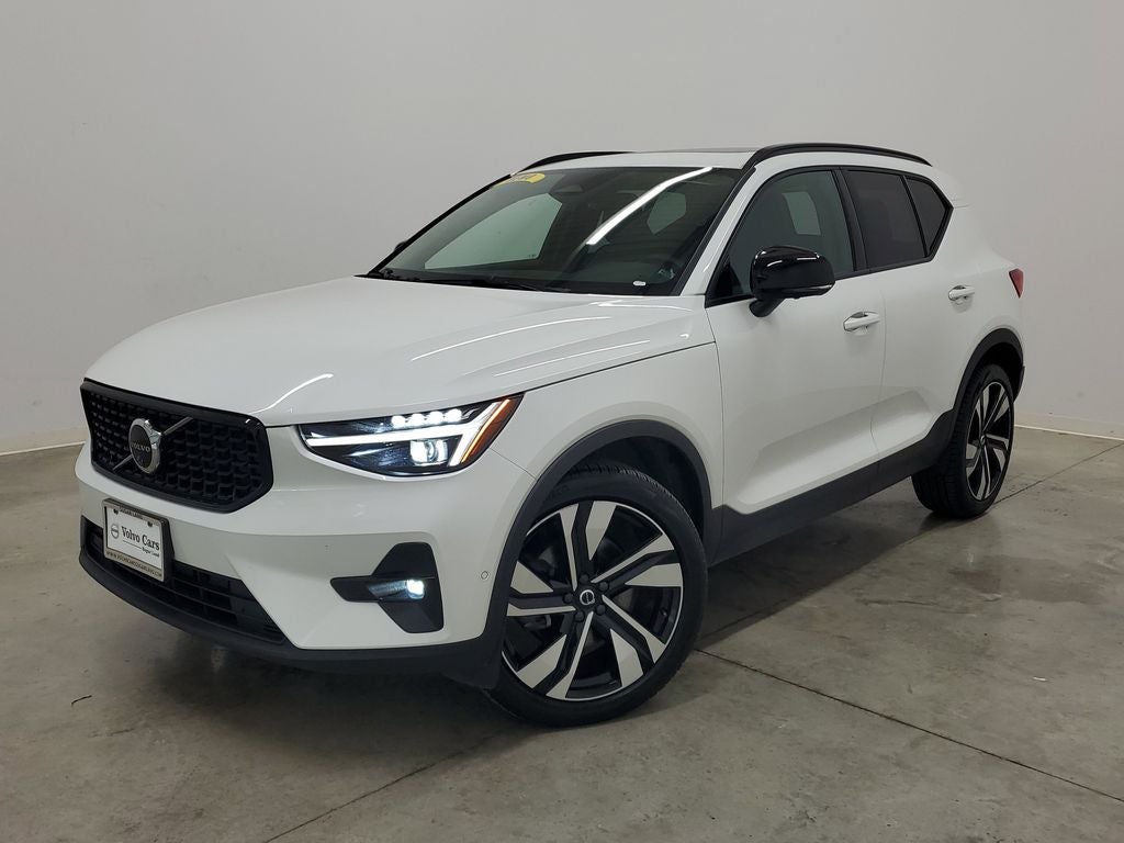 2025 Volvo XC40 B5 Ultra Dark Theme