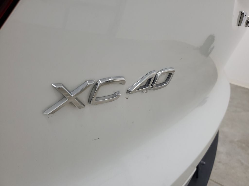 2025 Volvo XC40 B5 Ultra Dark Theme