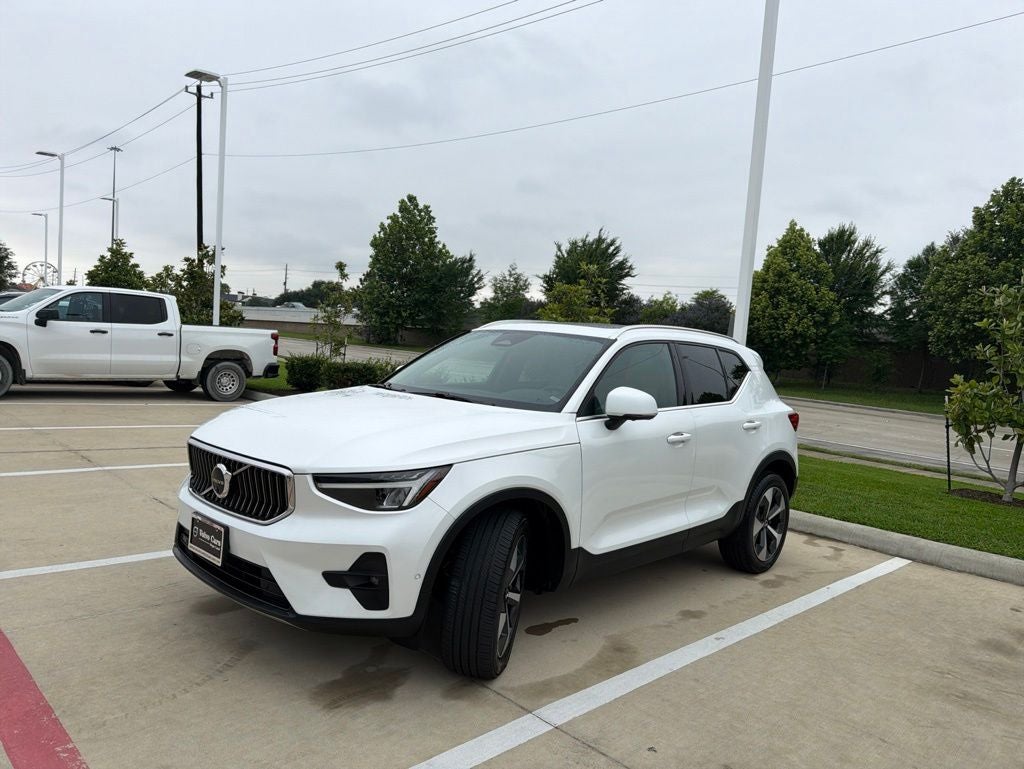 2023 Volvo XC40 B5 Plus Bright Theme