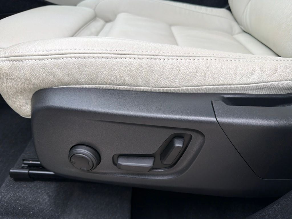 2023 Volvo XC40 B5 Plus Bright Theme
