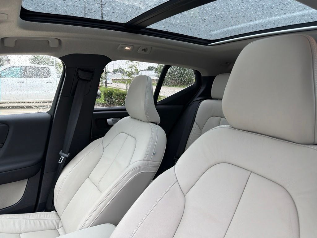2023 Volvo XC40 B5 Plus Bright Theme