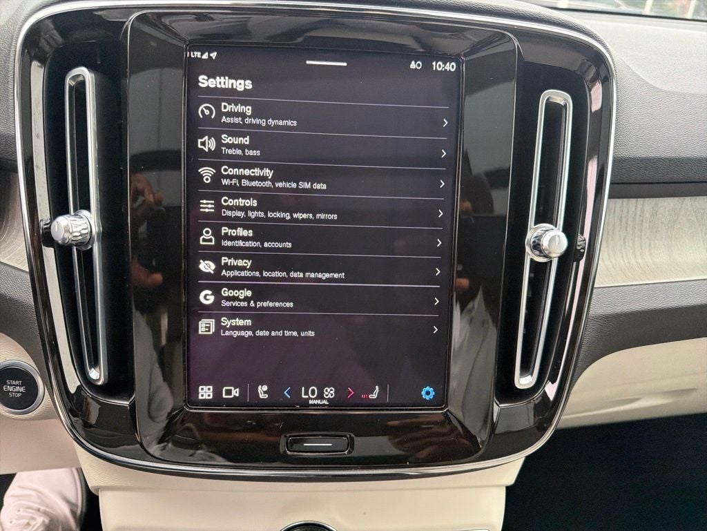 2023 Volvo XC40 B5 Plus Bright Theme