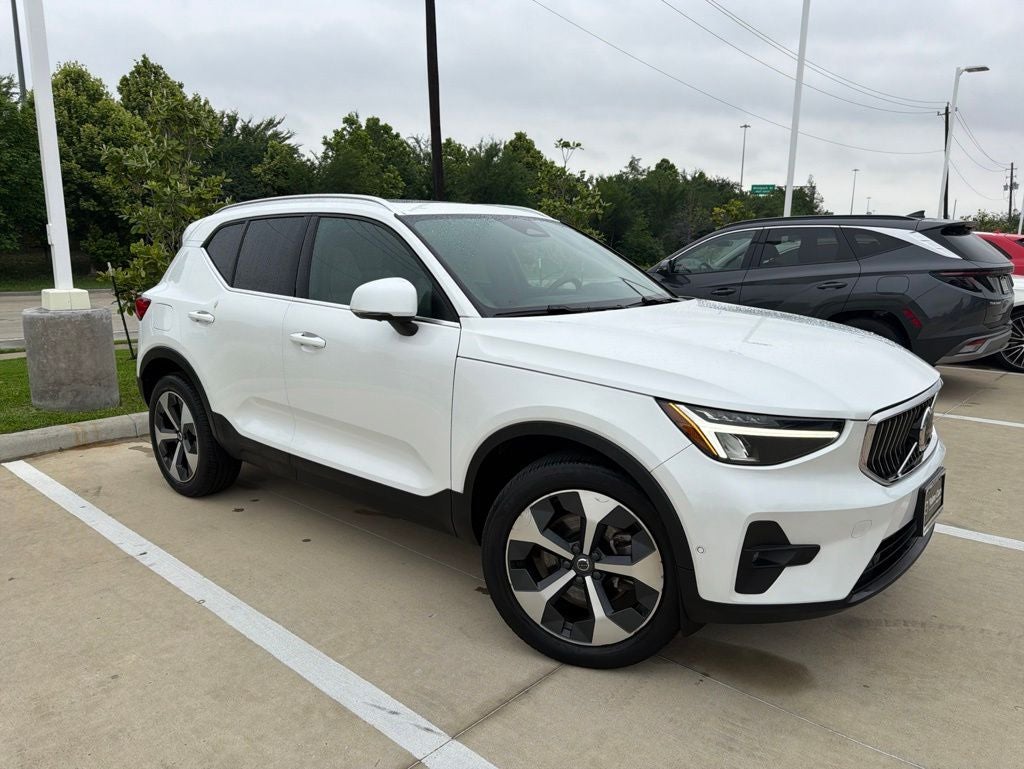 2023 Volvo XC40 B5 Plus Bright Theme
