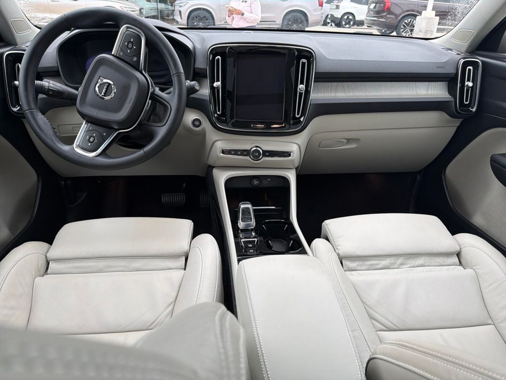 2023 Volvo XC40 B5 Plus Bright Theme