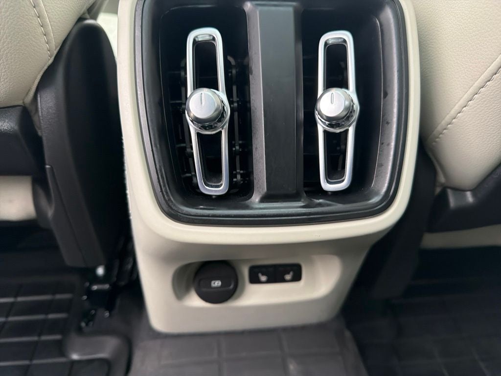 2023 Volvo XC40 B5 Plus Bright Theme
